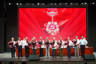 为在党50年的老同志颁发纪念奖...